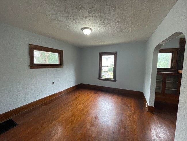 Foto del edificio - Three bedroom one bathroom home for rent