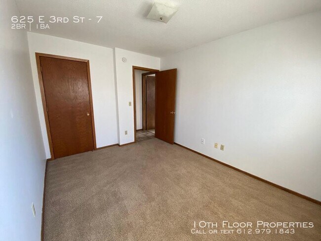 Building Photo - 625 E 3rd St- 2 beds, 1 full bath