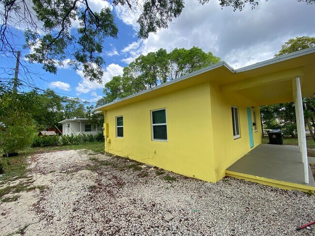 Building Photo - Freshly painted 2/1 block house with central A/C