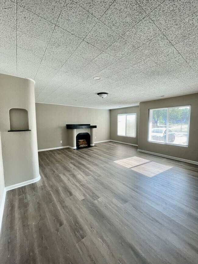 Foto del edificio - Large 3 Bedroom Remodeled Home