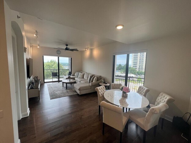 Foto del edificio - 717 S Riverside Dr