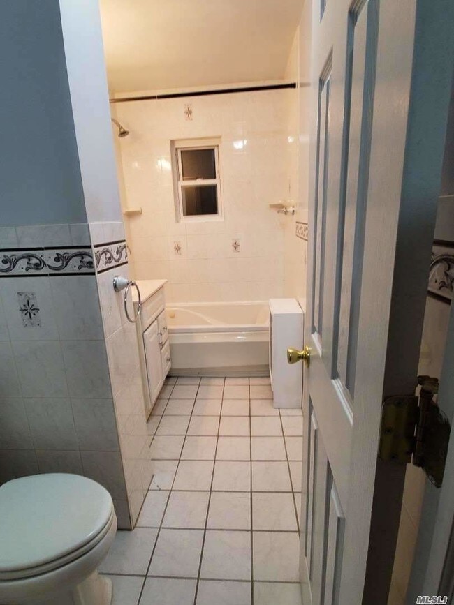 Foto del edificio - 225-41 Murdock Ave