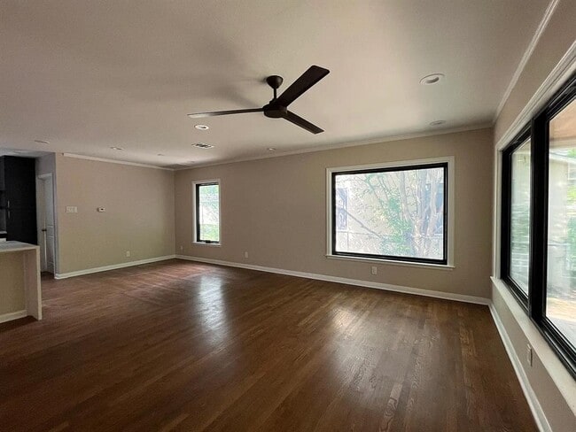 Building Photo - 4412 Bellvue Ave