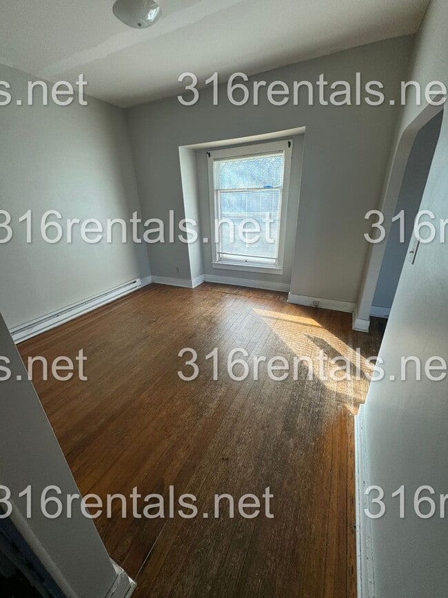 Building Photo - $795 - 2 bed 1 bath - Duplex