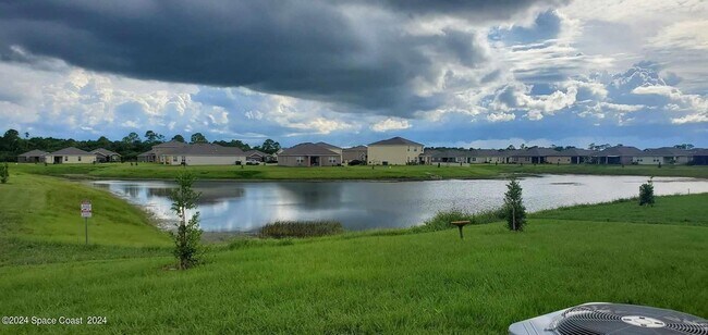 Building Photo - 412 Guinevere Dr SW