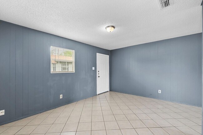 Building Photo - 1611 Jones St