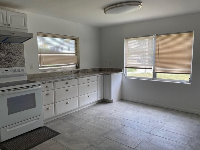 Building Photo - 405 NE 131st Ln