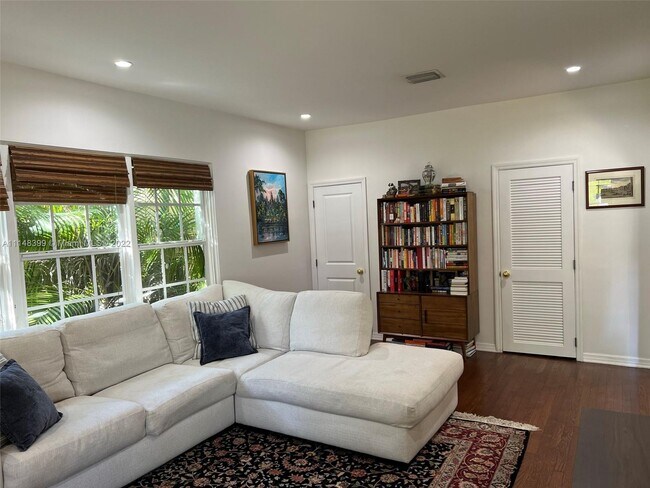 Foto del edificio - 2145 SW 24th St