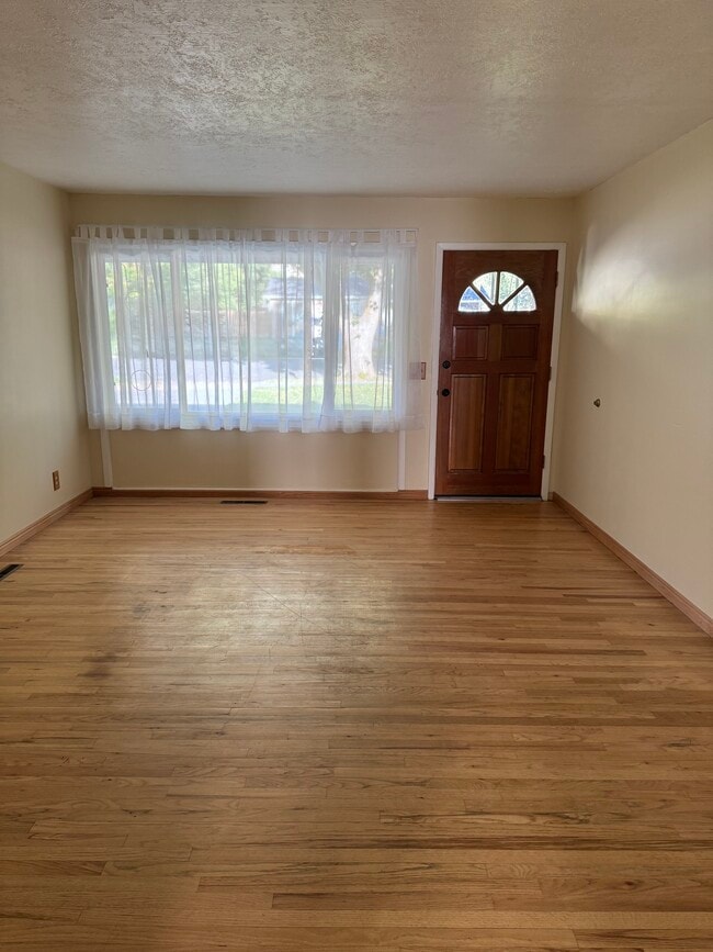 Building Photo - 605 Van Buren Ave