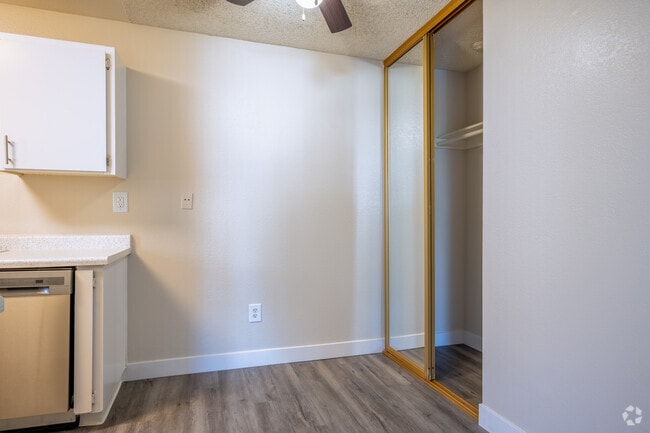 1BR, 1BA - 680SF - Dining Room - Plank Flooring - Park Club Apartments