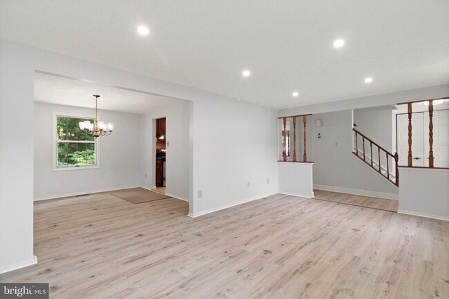 Building Photo - Gorgeous 4-Bedroom Colonial in Sought-Afte...
