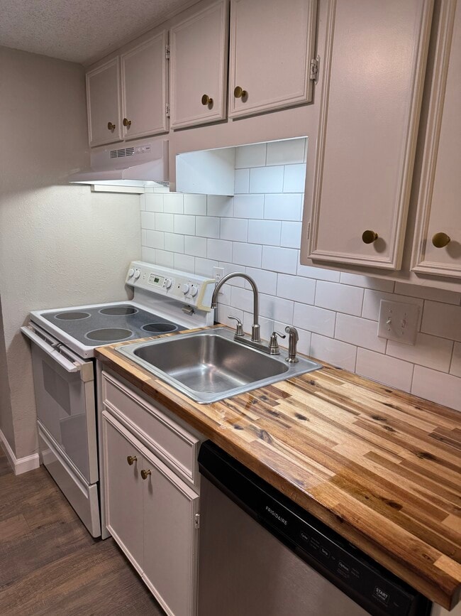 Kitchen - 7725 W Nantucket St