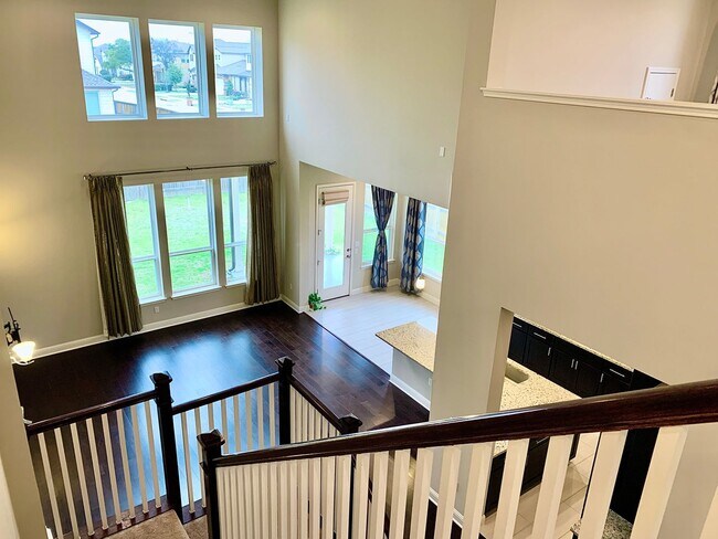 Building Photo - Gorgeous 5 bedroom home. Spacious and Elegant!