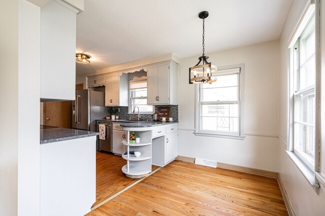 Building Photo - "Unveil Your 3-Bedroom Oasis: Luxury Livin...