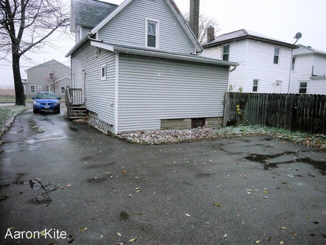 Building Photo - 3 br, 1.5 bath House - 1315 E Saginaw