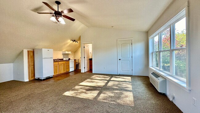 Building Photo - 1112 Lithia Way