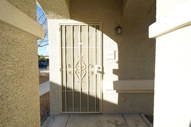 Foto del edificio - SHOWINGS START 4/1/2025