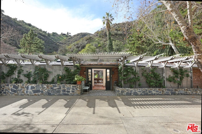 Foto del edificio - 2673 Mandeville Canyon Rd