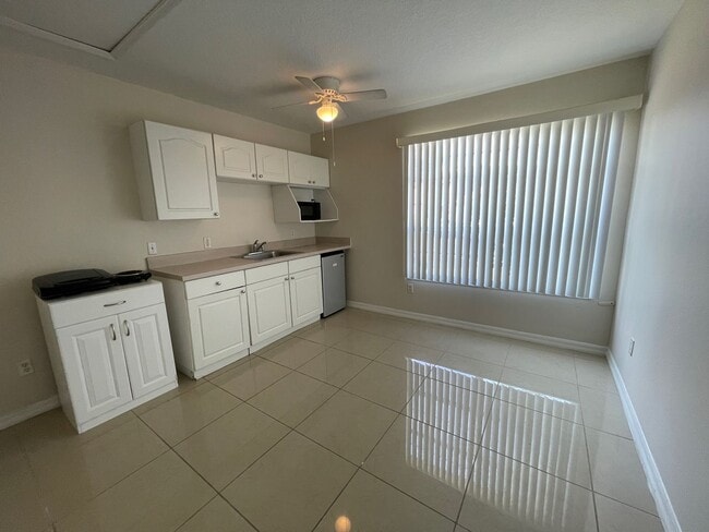 Building Photo - Cozy 1 Bedroom/Studio Style, 1 Bathroom Co...