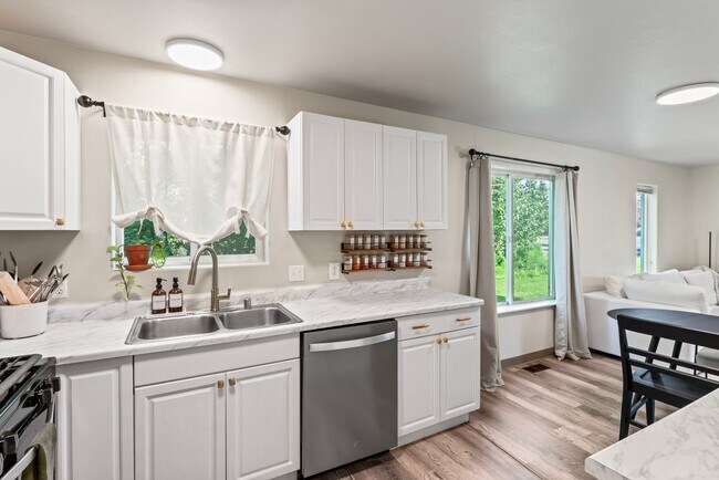 Foto del edificio - 9101 Lakehurst Dr