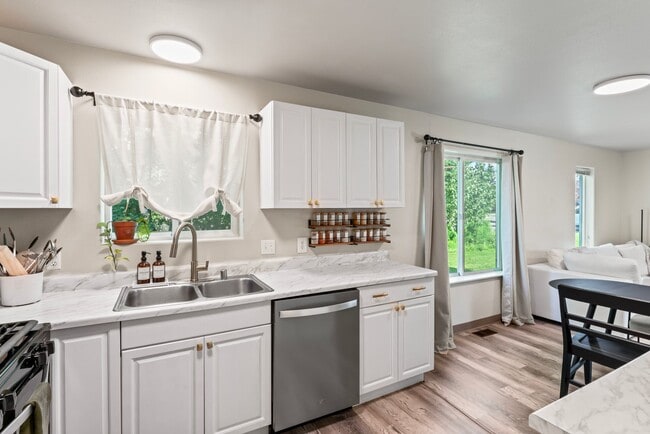 Building Photo - 9101 Lakehurst Dr