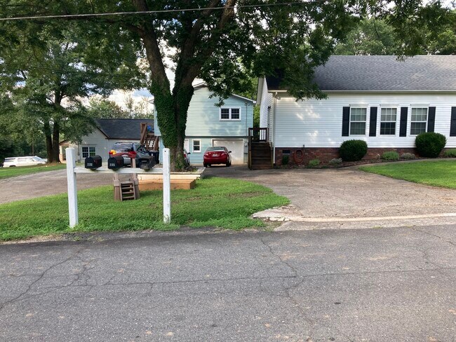 Front w/single garage stall (other tenant in apartment above garage) - 235 Green Dr SW