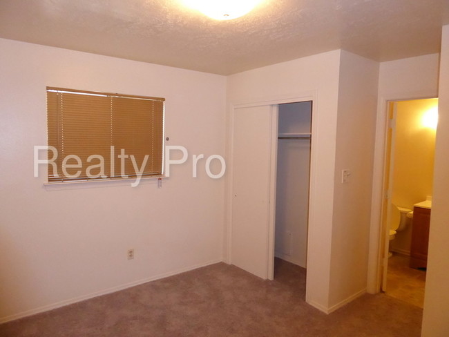 Building Photo - 300 La Veta Dr NE