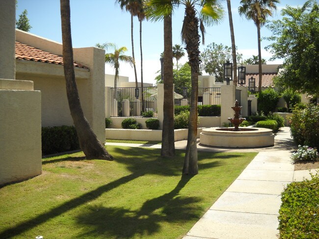 Building Photo - 735 E Lola Dr