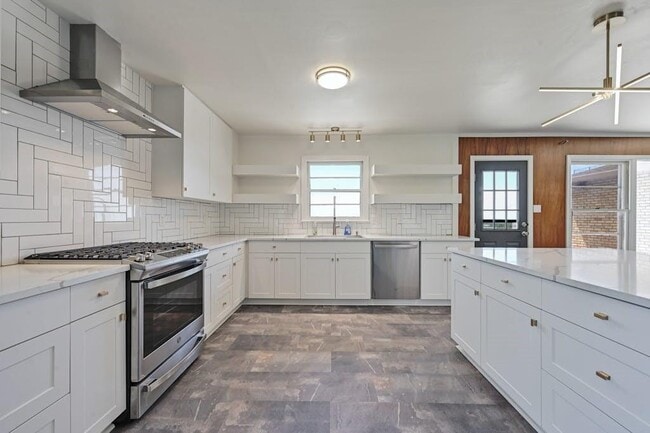 Building Photo - 4809 Crestway Dr
