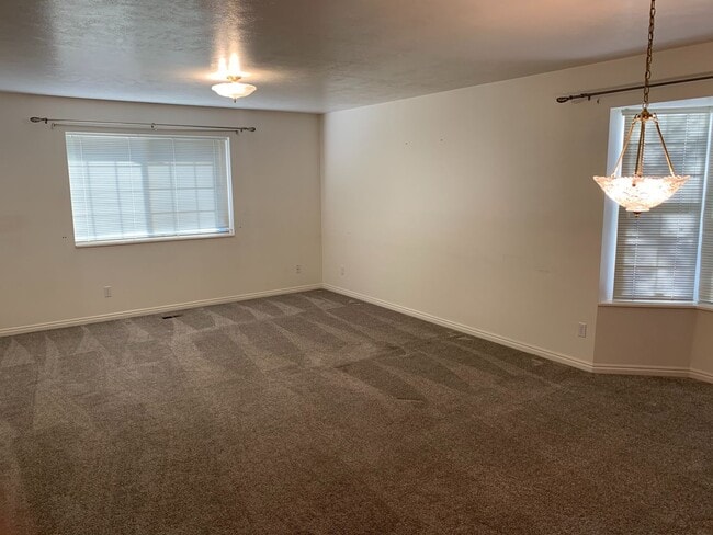 Building Photo - Lovely twinhome for rent.