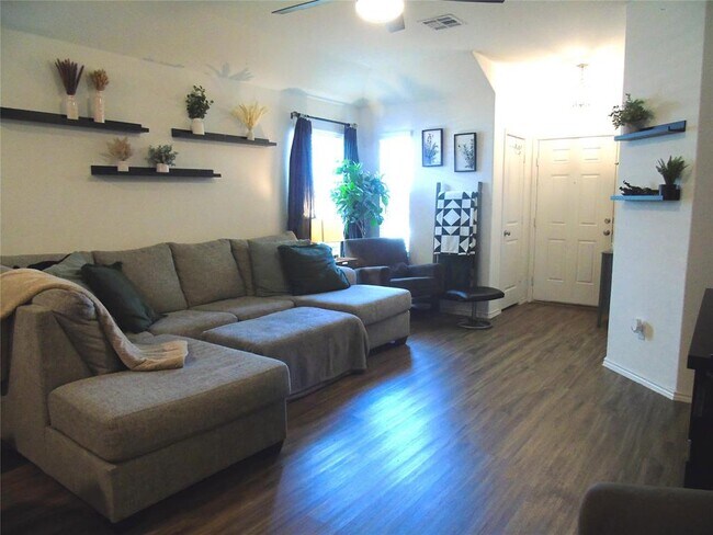 Foto del edificio - 308 Majestic Cedar Ct