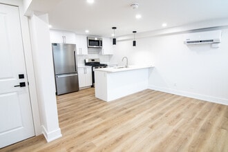 Building Photo - 142 Young St