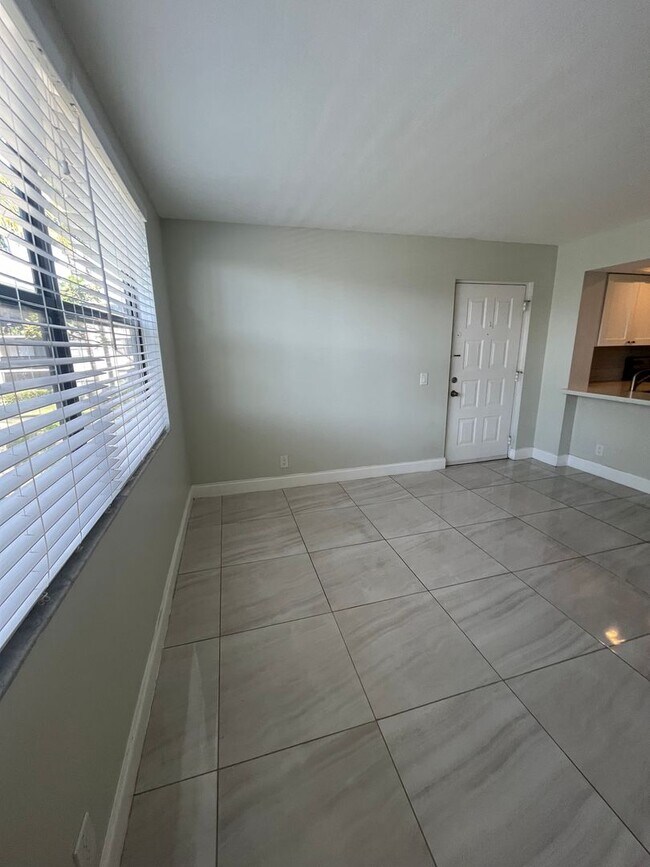 Foto del edificio - ONE BEDROOM ONE BATHROOM! FULLY RENOVATED Stainless Appliances!