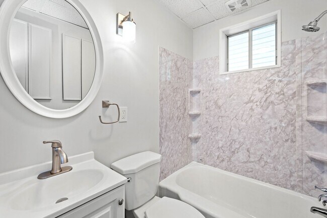 Building Photo - Stunning 4 bedroom in McKees Rocks availab...