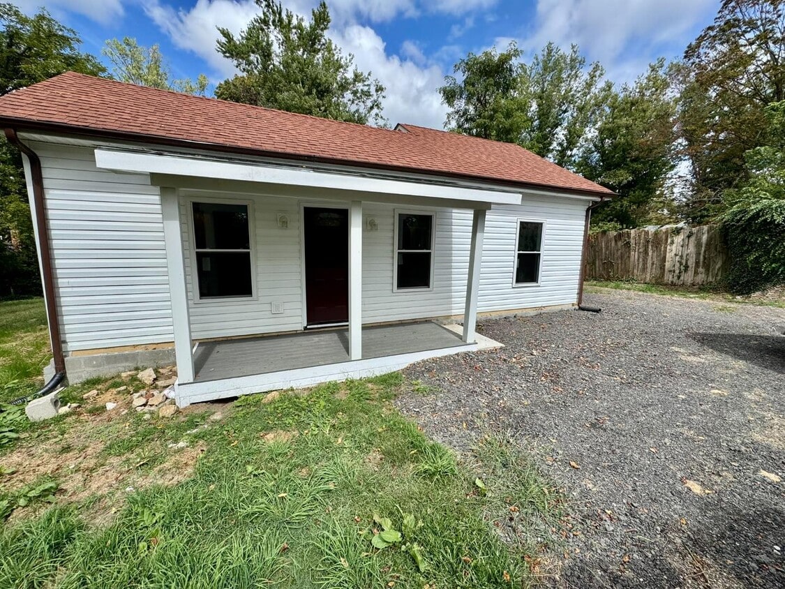 Primary Photo - 1228 Cambria St NE