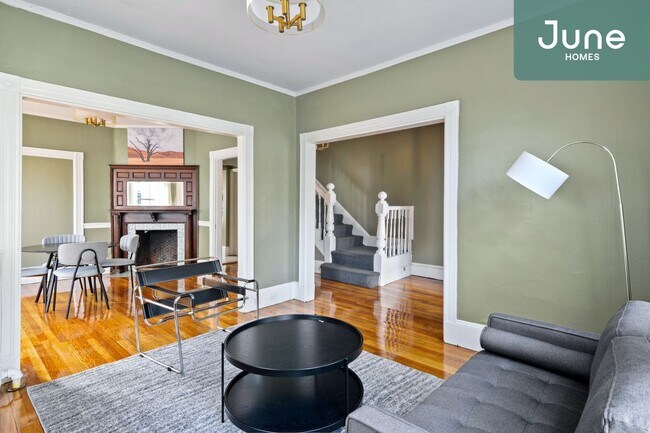 Foto del edificio - Queen room in 6-bed/2.0-bath Home