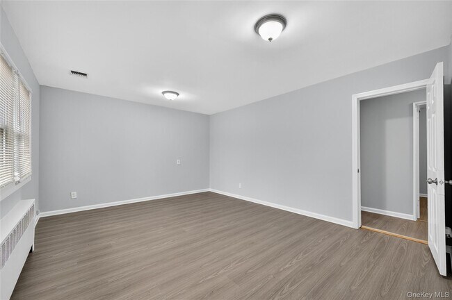 Foto del edificio - 552 Old Country Rd