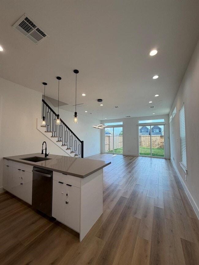 Building Photo - 6733 Peerless St