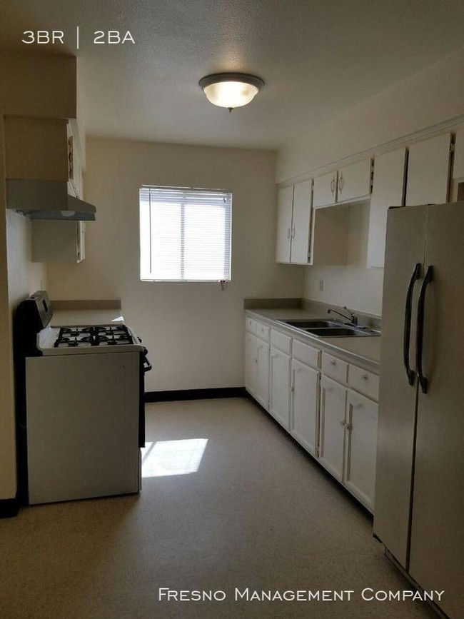 Building Photo - 3 Bedroom Apartment Located Near Fairgrounds.