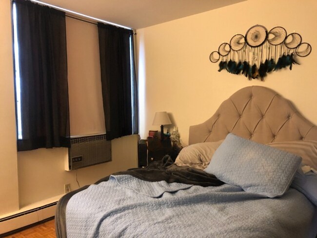 Building Photo - Studio w/AC * Elevator Building on GL-B