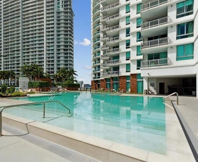 Foto del edificio - 350 S Miami Ave
