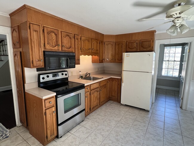 Kitchen - 535 Bunker Hill Ave