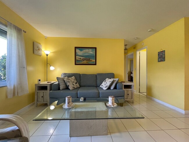 Building Photo - $3,300/month ** Short Term / Seasonal - Furnished ** 2 Bed / 1.5 Bath - Lakefront ** Single Famil...