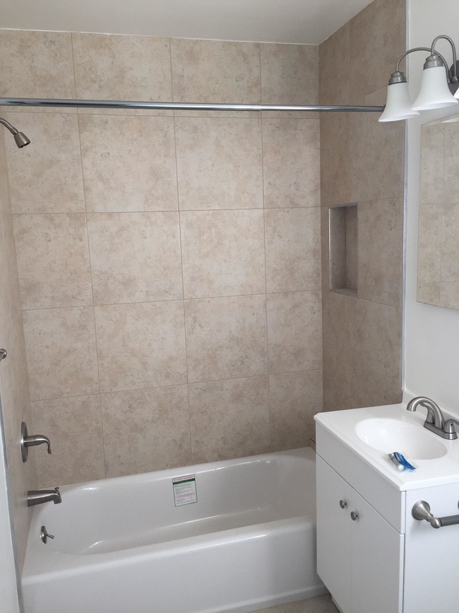 Bathroom - 3857 1/2 Midway Ave