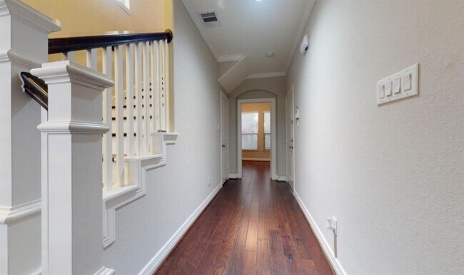 Building Photo - 454 N Live Oak St