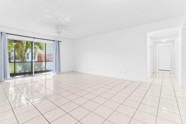 Foto del edificio - 345 W Laurel Dr