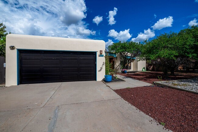 Foto del edificio - Vibrant Home Off Rodeo Rd.