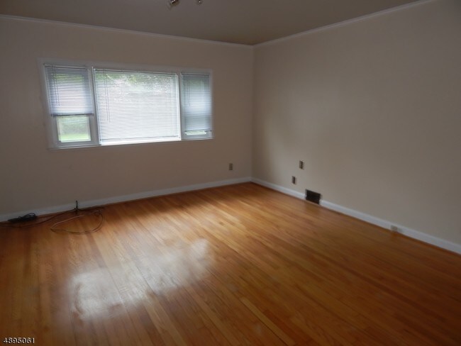 Building Photo - 208 Stirling Ave