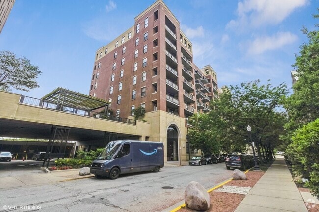 Building Photo - 833 W 15th Pl
