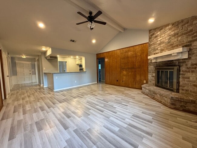 Building Photo - 422 Gamewood Dr